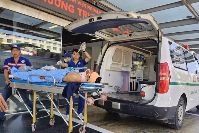 Nạn nhân được đưa tới bệnh viện cấp cứu. (Ảnh: N.T)