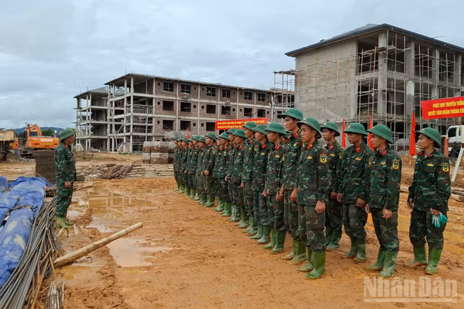 Quán triệt một số nội dung tới cán bộ, chiến sĩ tại công trường.