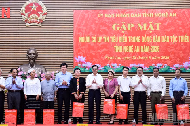 Lãnh đạo Ủy ban nhân dân tỉnh Nghệ An tặng quà cho các đại biểu. (Ảnh: TRUNG HIẾU)