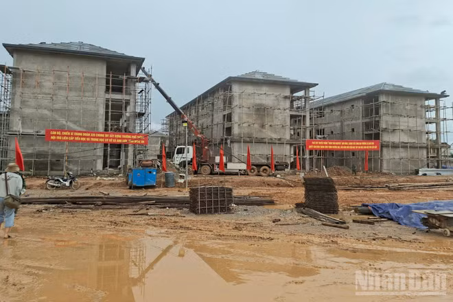 Công trình Trường phổ thông nội trú liên cấp tiểu học và trung học cơ sở xã Anh Sơn đang được đẩy nhanh tiến độ hoàn thiện. (Ảnh: TTH)