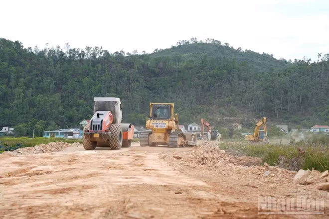 Gói thầu xây lắp XL01 (dài 6,3km) thuộc Dự án thành phần 1, dự án đường bộ cao tốc Vinh-Thanh Thủy bắt đầu triển khai các mũi thi công đầu tiên. 