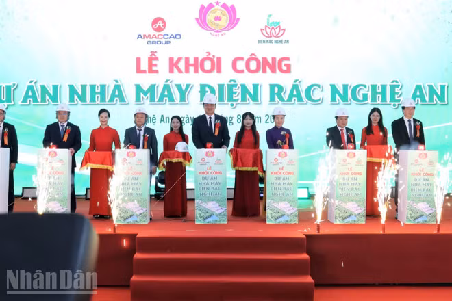 Các đại biểu thực hiện nghi thức bấm nút khởi công. (Ảnh: TTH)