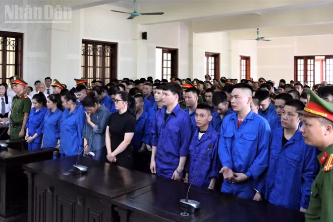 Các bị cáo tại phiên tòa. (Ảnh: TTH)