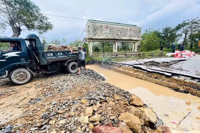 Khẩn trương khắc phục sự cố sạt lở đê bao sông Vinh sau khi bão số 10 quét qua Nghệ An vào năm 2025. (Ảnh: QUỲNH TRANG)