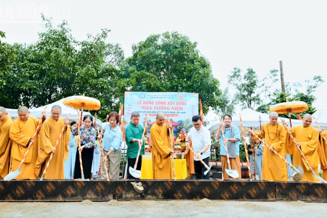 Các đại biểu tiến hành nghi thức Hưng công xây dựng Nhà Tưởng niệm anh linh Liệt sĩ nhà báo cách mạng Việt Nam.