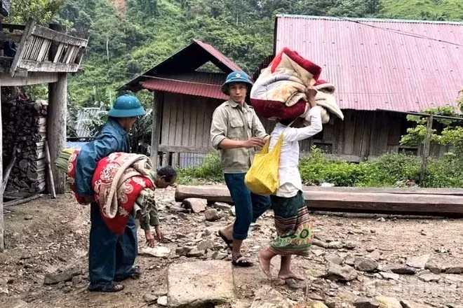 Di dời các hộ dân trước nguy cơ sạt lở núi ở xã Nhôn Mai do ảnh hưởng của cơn bão số 3.