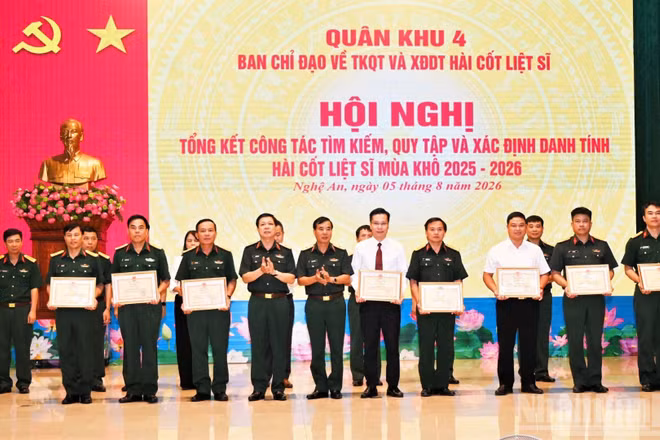 Ban Chỉ đạo về tìm kiếm, quy tập và xác định danh tính hài cốt liệt sĩ Quân khu 4 tặng Bằng khen cho 13 tập thể và 27 cá nhân có thành tích xuất sắc. 