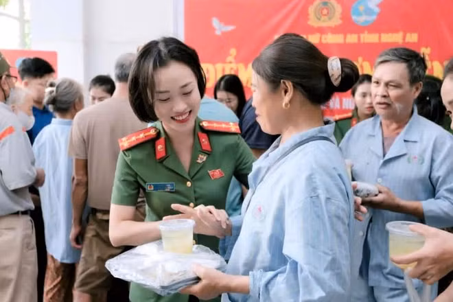 Những suất cơm ấm nóng được trao đến người nhà, bệnh nhân.