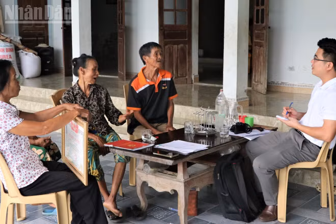 Ông Lê Văn Thái (sinh năm 1957, ở xã Vĩnh Tường, Nghệ An) và người thân chia sẻ về hành trình đi tìm mộ anh trai mình - liệt sĩ Lê Văn Tự. Ảnh: VK