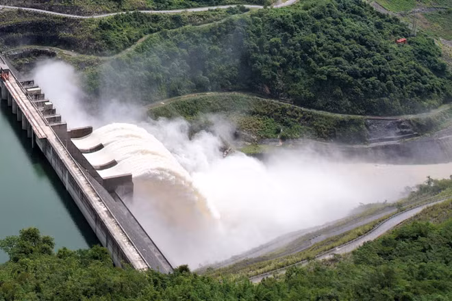 Thủy điện Bản Vẽ xả lũ, điều tiết lưu lượng nước. (Ảnh: CTV)