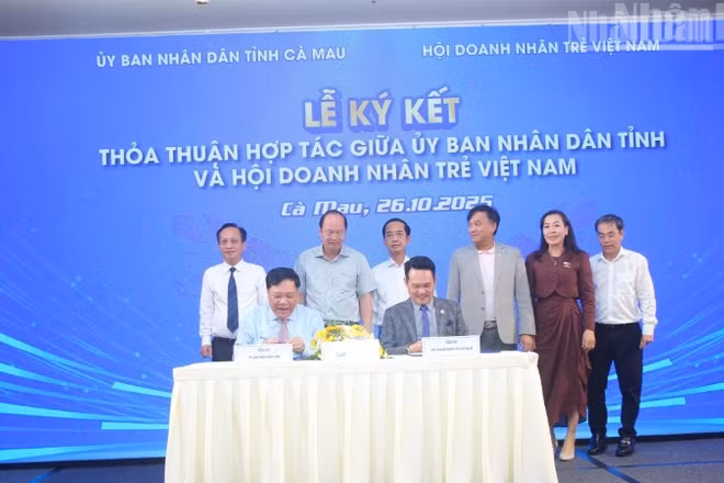Đồng chí Bí thư Tỉnh ủy và các Phó Bí thư Tỉnh ủy Cà Mau chứng kiến lễ ký kết thỏa thuận hợp tác giữa Ủy ban nhân dân tỉnh và Hội Doanh nhân trẻ Việt Nam. (Ảnh: TRỌNG DUY)