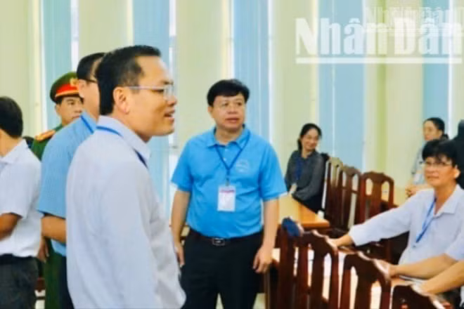 Đồng chí Nguyễn Văn Nguyên (áo xanh, đứng giữa), Giám đốc Sở Giáo dục và Đào tạo tỉnh Cà Mau cùng các đồng chí lãnh đạo Ủy ban nhân dân tỉnh, ngành chức năng kiểm tra các mặt công tác tại một trường học.