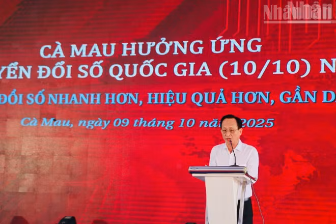 Đồng chí Phạm văn Thiều, Phó Bí thư Tỉnh ủy, Chủ tịch Hội đồng nhân dân tỉnh Cà Mau phát biểu tại chương trình "Cà Mau hưởng ứng Ngày chuyển đổi số quốc gia năm 2025".