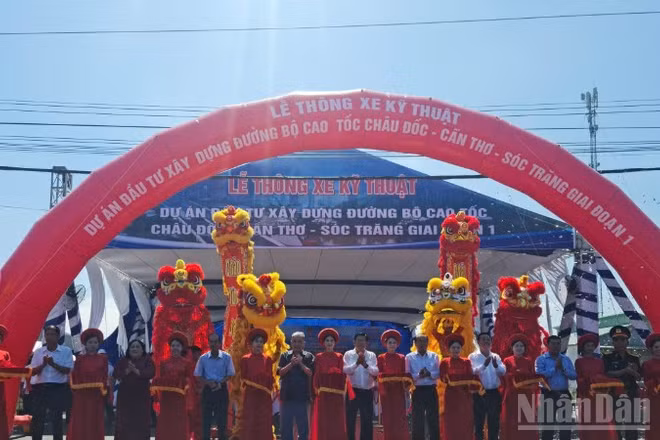 Quang cảnh cắt băng thông xe kỹ thuật.