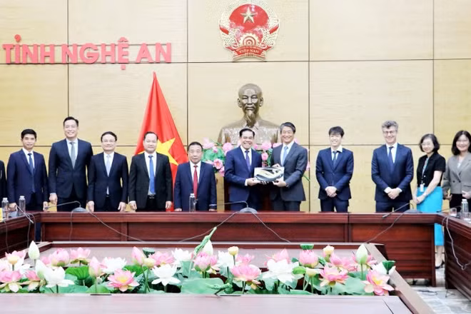 Lãnh đạo tỉnh Nghệ An tặng quà lưu niệm đoàn công tác. (Ảnh: PHAN QUỲNH)