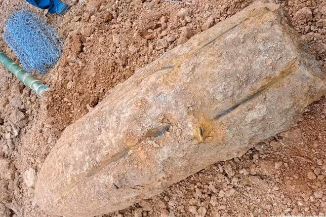 Quả bom đường kính 42cm, dài 1,2m, nặng khoảng 350kg. (Ảnh: TRỌNG KIÊN)
