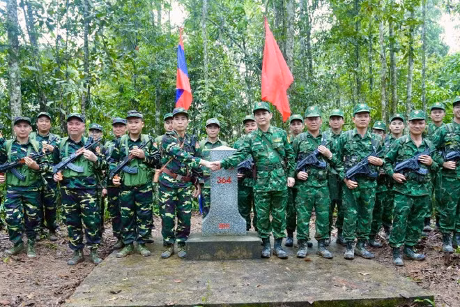 Lực lượng tuần tra của Ban Chỉ huy Bộ đội Biên phòng tỉnh Nghệ An và Bộ Chỉ huy Quân sự tỉnh Hủa Phăn (Lào) chụp ảnh lưu niệm tại cột mốc số 364.