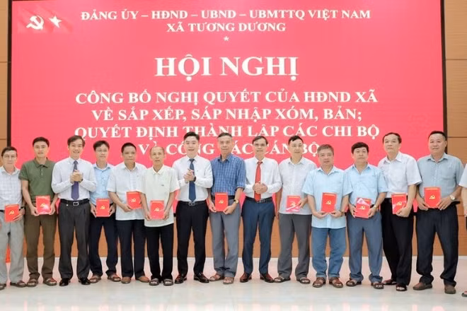 Xã Tương Dương, tỉnh Nghệ An công bố quyết định thành lập các Chi bộ và trao quyết định cán bộ xóm, bản sau sắp xếp.