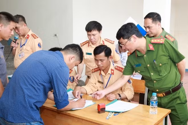 Đại tá Trần Ngọc Tuấn, Phó Giám đốc Công an tỉnh Nghệ An kiểm tra công tác sát hạch, cấp giấy phép lái xe.