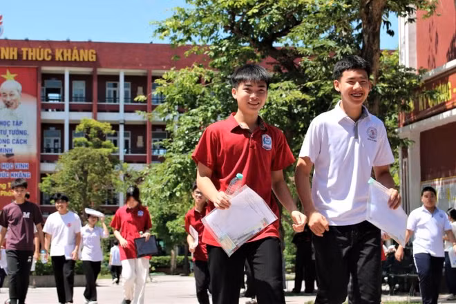 Nhiều trường giảm điểm chuẩn, tăng thêm cơ hội trúng tuyển cho nhiều học sinh.