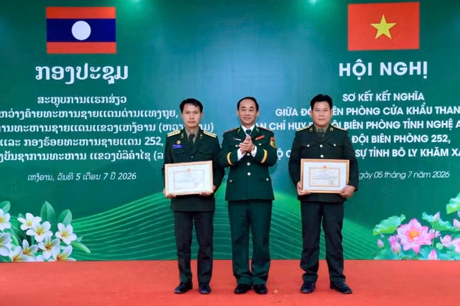 Đại tá Trần Quang Trung, Chính ủy Bộ đội Biên phòng tỉnh Nghệ An trao Giấy khen cho tập thể và cá nhân thuộc Đại đội Biên phòng 252 có thành tích xuất sắc trong thực hiện Chương trình kết nghĩa.
