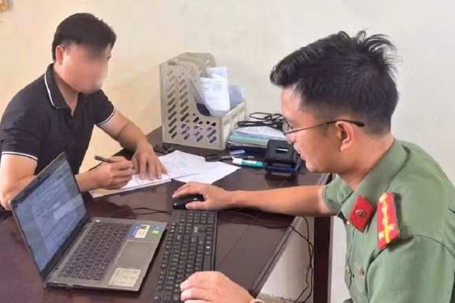 Lực lượng chức năng làm việc với anh N.S.L. (Ảnh: Công an Nghệ An)