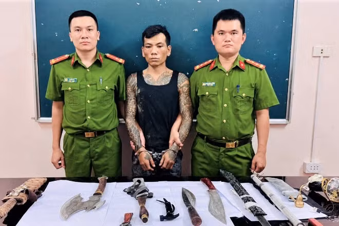 Đối tượng Vi Văn Nhạc và tang vật. (Ảnh: Công an Nghệ An)