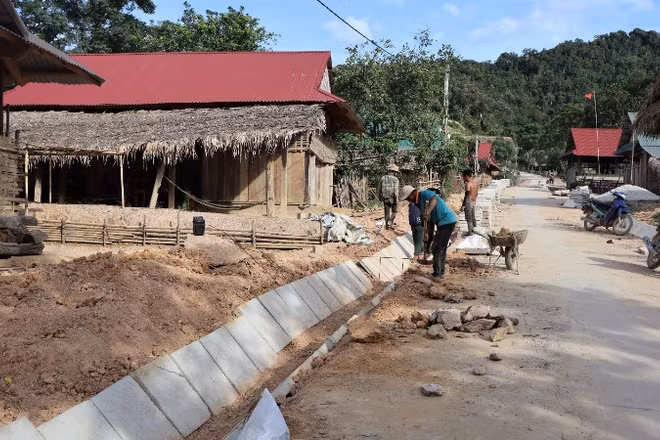 Xây dựng đường giao thông ở bản Búng, xã biên giới Môn Sơn, tỉnh Nghệ An.