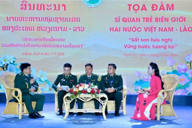 Đại tá Trần Đăng Khoa, Phó Chính ủy Bộ đội Biên phòng tỉnh Nghệ An; Thiếu tá A-Lếch-Xay Ma-La, Phó trưởng Phòng chống tội phạm và ma túy, Phòng Trinh sát, Bộ Tư lệnh Bộ đội Biên phòng Lào và Đại úy Lô Anh Tú, Đội trưởng Trinh sát, Đồn Biên phòng cửa khẩu Thanh Thủy, Bộ đội Biên phòng tỉnh Nghệ An tham gia giao lưu.