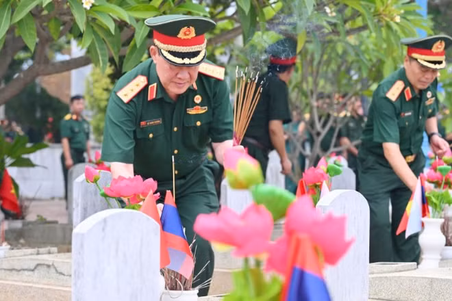 Thượng tướng Bế Xuân Trường, Phó Chủ tịch Ủy ban Trung ương Mặt trận Tổ quốc Việt Nam, Chủ tịch Hội Cựu chiến binh Việt Nam và các đại biểu thắp hương tại phần mộ các liệt sĩ ở Nghĩa trang Liệt sĩ Quốc tế Việt-Lào.