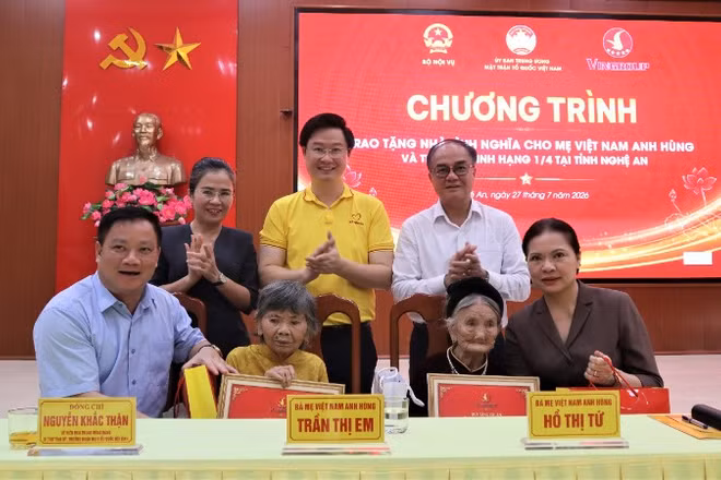 Các đại biểu trao quà của chương trình cho ba Mẹ Việt Nam Anh hùng ở các xã: Đại Huệ và Kim Liên, tỉnh Nghệ An.