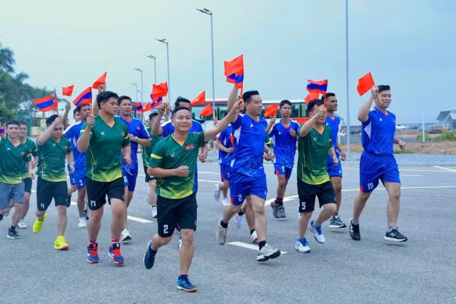 Hoạt động chạy việt dã xuyên biên giới với cự ly 3km.