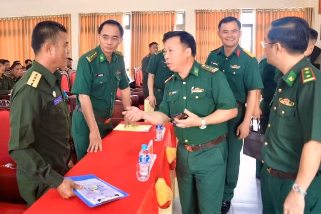 Đại tá Hồ Quyết Thắng, Phó Chỉ huy trưởng, Tham mưu trưởng Ban Chỉ huy Bộ đội Biên phòng tỉnh Nghệ An cùng các đại biểu thăm hỏi động viên các học viên.