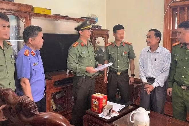 Tống đạt Quyết định khởi tố và Lệnh bắt bị can để tạm giam đối với đối tượng Nguyễn Duy Niệm. (Ảnh: Công an Nghệ An)