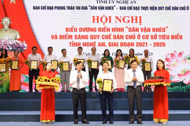 Lãnh đạo Ủy ban nhân dân tỉnh Nghệ An trao Giấy chứng nhận, Bằng khen cho các cá nhân, tập thể điển hình. (Ảnh: KIM OANH)