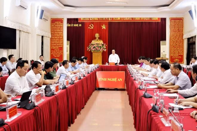 Quang cảnh phiên họp thường kỳ tháng 9, Ban Thường vụ Tỉnh ủy Nghệ An.