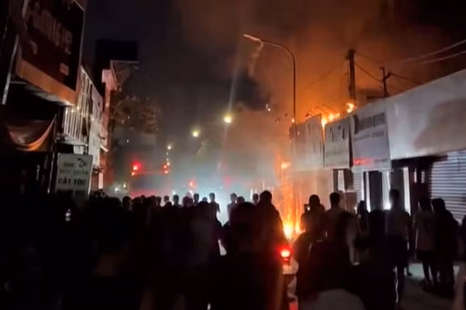 Vụ hỏa hoạn xảy ra ở khu vực tập trung nhiều cửa hàng bán quần áo. (Ảnh: NGA SÂM)