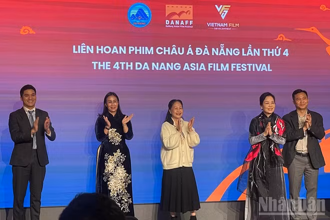 Từ trái sang phải: CEO Unimedia Trần Việt Bảo Hoàng, Phó Chủ tịch Ủy ban nhân dân Thành phố Đà Nẵng Nguyễn Thị Anh Thi, Chủ tịch Hiệp hội Xúc tiến Phát triển Du lịch Việt Nam, Tiến sĩ Ngô Phương Lan và Phó Tổng Giám đốc Đài Truyền hình Việt Nam Đỗ Thanh Hải tại nghi thức công bố DANAFF IV.