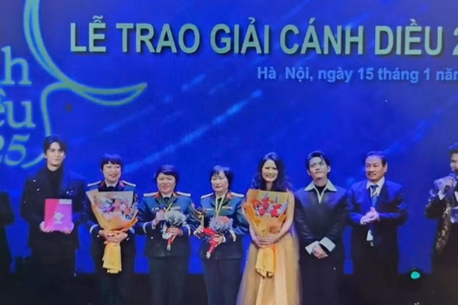 Đoàn phim "Mưa đỏ" nhận giải Cánh diều vàng 2025 cho Phim truyện điện ảnh xuất sắc. (Nguồn: Báo Quân đội Nhân dân)