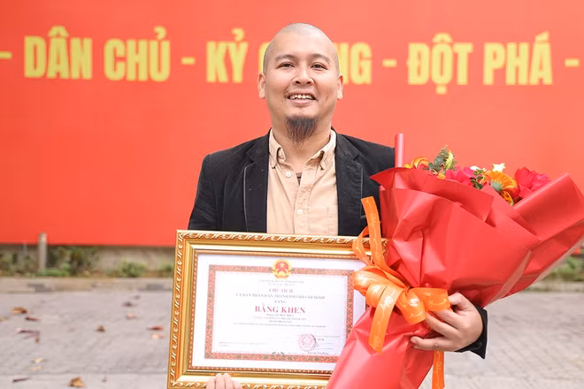 Họa sĩ Lê Hữu Hiếu nhận bằng khen của Ủy ban nhân dân Thành phố Hồ Chí Minh.