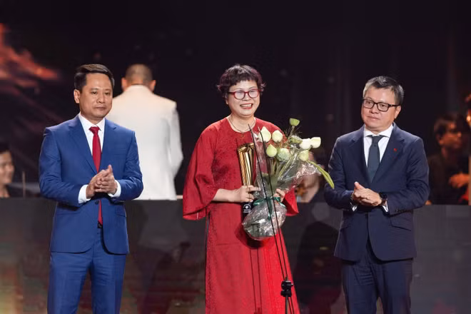 Ông Lê Quốc Minh, Ủy viên Trung ương Đảng, Phó Trưởng Ban Tuyên giáo và Dân vận Trung ương, Chủ tịch Hội Nhà báo Việt Nam và Nhà báo Trương Thành Trung, Tổng Biên tập Báo Đại đoàn kết trao giải Tinh hoa cống hiến cho đại diện gia đình nhạc sĩ Phạm Tuyên.