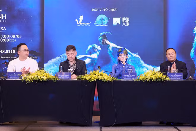 Nghệ sĩ Dương Lệ Bình (thứ hai từ phải qua) tại buổi họp báo.