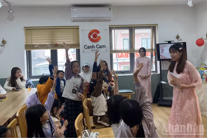 Các em nhỏ hào hứng với buổi ra mắt sách "Tết Ngựa yêu thương".