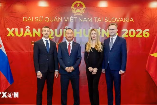 Đại sứ Phạm Trường Giang chụp ảnh lưu niệm cùng hai lãnh sự danh dự tại sự kiện. (Ảnh: TTXVN)