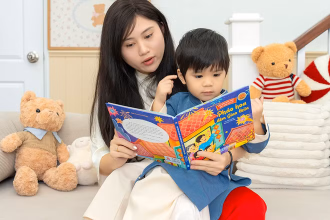 Sách Tết đưa bạn đọc nhỏ tuổi trở về với văn hóa truyền thống. (Ảnh: Đinh Tị)