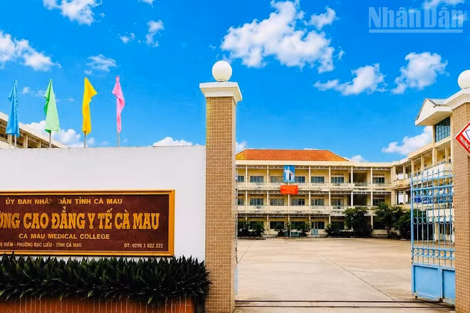 Tỉnh Cà Mau vừa chính thức sáp nhập 2 Trường cao đẳng Y tế Cà Mau và Bạc Liêu thành Trường cao đẳng Y tế Cà Mau. (Ảnh: TRỌNG DUY)