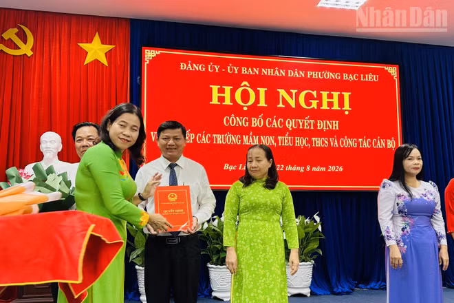 Đồng chí Tô Việt Thu, Ủy viên Ban Thường vụ Tỉnh ủy, Bí thư Đảng ủy, Chủ tịch Hội đồng nhân dân phường Bạc Liêu trao quyết định thành lập các trường sau sắp xếp. (Ảnh: TRỌNG DUY)