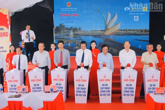 Các đại biểu thực hiện nghi thức khởi công dự án công viên Ba Hạt Lúa tại xã Vĩnh Lợi, tỉnh Cà Mau. (Ảnh: TRỌNG DUY)