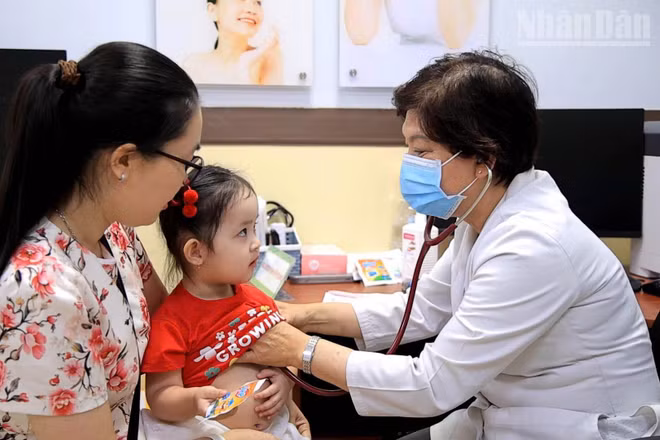 Các bác sĩ tại Bệnh viện đa khoa Thanh Vũ Medic Bạc Liêu và Bệnh viện Tim Tâm Đức (tại Thành phố Hồ Chí Minh) khám bệnh và cấp thuốc miễn phí cho trẻ em có hoàn cảnh khó khăn tỉnh Cà Mau. (Ảnh: TRỌNG DUY)