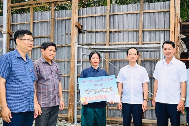 Đồng chí Hồ Thanh Thủy, Phó Bí thư Tỉnh ủy, Chủ tịch Ủy ban Mặt trận Tổ quốc Việt Nam tỉnh Cà Mau (thứ hai, từ trái sang) trao số tiền 40 triệu đồng của tỉnh cho một hộ ở xã Vĩnh Phước. (Ảnh: Xã Vĩnh Phước cung cấp)